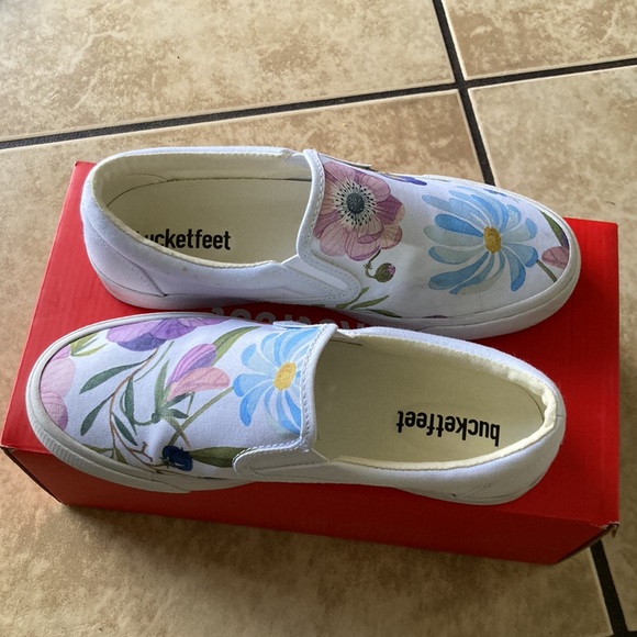 Bucketfeet low top canvas slip-ons like Vans with spring floral design - Picture 4 of 8